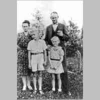 023-0062 Grauden. Familie Hanau, Onkel Willi und Tante Herta mit ihren Kindern Manfred und Anita.jpg